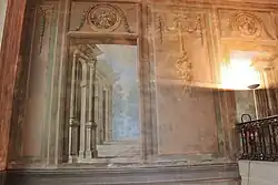 Décor de la cage d'escalier.