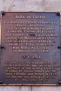 Écriture gaélique sur une plaque à l'extérieur de l'hôtel de ville de Dublin près du Caisleán Bhaile Átha Cliath (Château de Dublin).