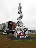 Rame devant la statue monumentale de Dubuffet, à Vitry-sur-Seine.