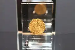 Pièce en or représentant le comte de Savoie Amédée&nbsp;VIII agenouillé devant saint Maurice.