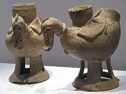 Vases en forme de canard, leurs pattes faisant office de pied ajouré. Grès, Ve ou VIe&nbsp;siècle. Musée national de Corée