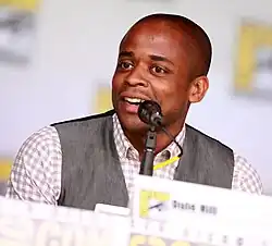 Dulé Hill incarne Alex William.