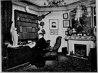 Photographie en noir et blanc d'Augusta Holmès dans son cabinet de travail