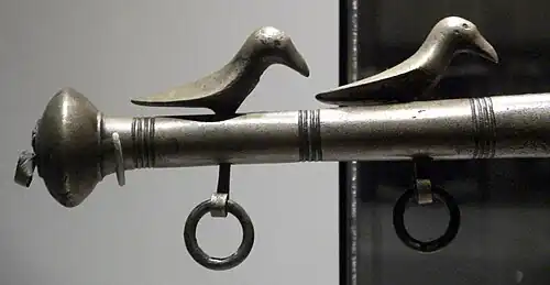 Fin du Dunaverney flesh-hook&nbsp;(en), un artefact sophistiqué en bronze, considéré comme un objet de fête cérémonial et un symbole d'autorité. Âge du bronze tardif, entre 1050 et 900 av. J.-C. British Museum