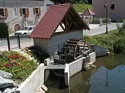 Roue à aubes de l'ancien moulin.