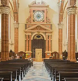 L'horloge monumentale de la contre-façade.