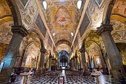 La nef avec les fresques