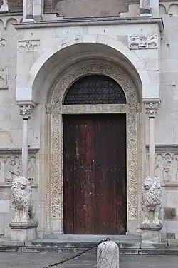 Portail central roman de la cathédrale de Modène, Italie, XIIe&nbsp;siècle.