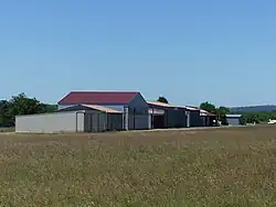 Les bâtiments de l'aérodrome de Figeac-Livernon.