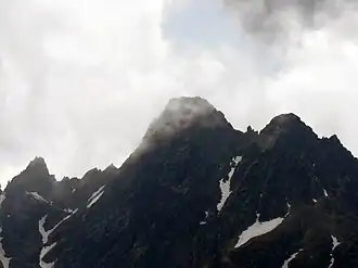 Vue sur le Pyšný štít (au centre).