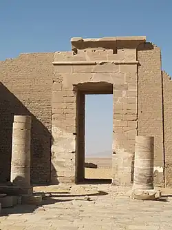 Située à quelque 125&nbsp;kilomètres au Sud de Kharga, la nécropole de Douch, dans l'Antiquité Kysis, abritait une forteresse pendant la période romaine où cinq pistes du désert se rencontraient.