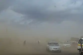 Tempête de sable sur la route reliant Mai Mahiu&nbsp;(en) à Narok (mars).