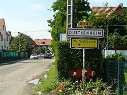 Photographie couleur de l'entrée du village de Duttlenheim