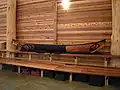 Canoë, exposé dans le Duwamish Longhouse and Cultural Center, Seattle.