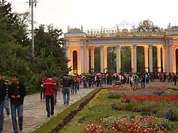 Public arrivant pour un concert dans le parc.