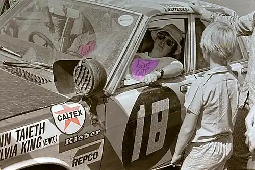 Un équipage féminin fatigué, en 1973 à un point de contrôle.