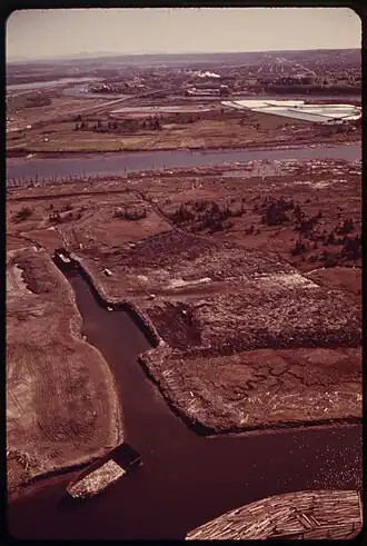 Déchets industriels en 1970 sur l'île Ebey