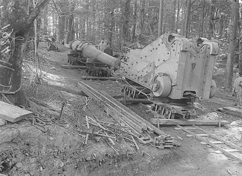 Canon de 240&nbsp;mm modèle 1884 près de Dannemarie en août 1916, démonté en deux fardeaux (affût + tube) pour être placé sur une voie étroite.