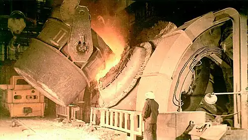 Phto du Kaldo, avec un poche versantd e la fonte en fusion dedans et un homme au premier plan