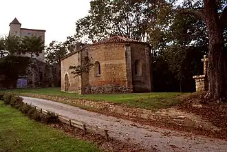 La chapelle Saint-Sylvain et au second plan le château de Queille.