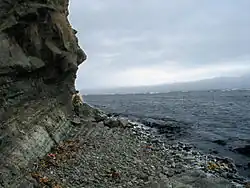 Encoche de sapement en pied de falaise.