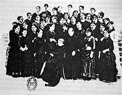 Photo de la première promotion de Sévriennes. Lucie Bérillon y figure.