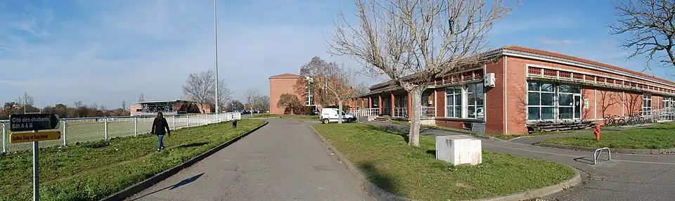 Cercle, salles de réunion, cité et restaurant des étudiants