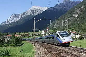 Un ETR 470 CFF devant l'église de Silenen, sur la ligne du Gothard
