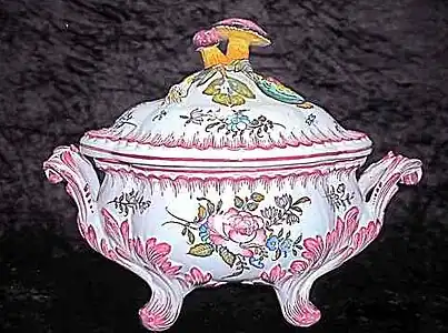 Soupière par Emile Tessier, Faïence de Malicorne, début XXe&nbsp;siècle.