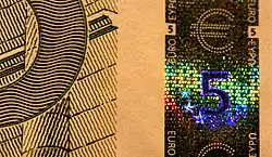 Partie centrale droite de la face avant d'un billet de 5 euros.