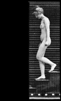 Séquence en mouvement de Femme descendant des escaliers.