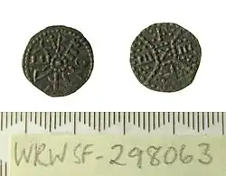 Photo des deux faces d'une pièce de monnaie portant des inscriptions en runes et en lettres latines arrangées en cercle autour du centre