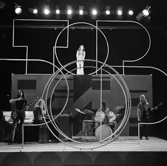 Le groupe Earth and Fire sur le plateau de TopPop en 1971.