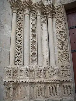 Rinceaux du portail Saint-Jean de la cathédrale de Rouen, gothique primitif, XIIe&nbsp;siècle.