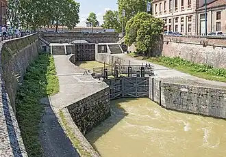 L'écluse Saint-Pierre, au bout du canal de Brienne.