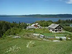 L'Écohameau de La Baie, là où a été inventée et partagée gracieusement la technique du GREB par Patrick Déry, physicien spécialiste des énergies renouvelables. En premier plan la maison Gilbert-Thévard, construite en 2001 et source de l'écriture du guide pratique en France