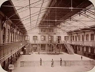 Photographie d'architecture de l'École Monge (1890).