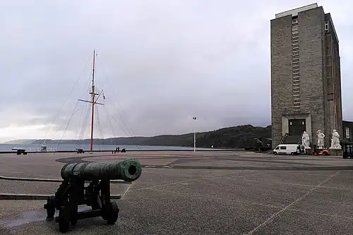 La place d'armes et la tour Intrépide.