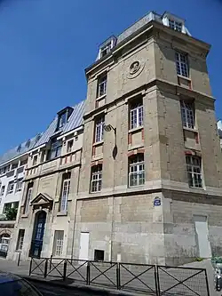 Nos&nbsp;5 : école primaire de la rue Milton avec le portrait sculpté de John Milton.