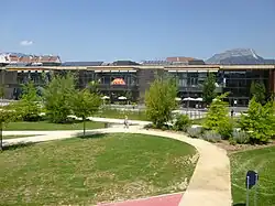 Le centre commercial depuis le jardin public.