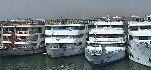 Nombreux bateaux de croisière à quai.