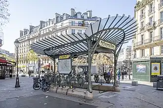 L'édicule de la station Châtelet sur la place Sainte-Opportune.