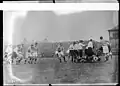 Guichemerre (à gauche du rassemblement, maillot sombre) en équipe de France pendant le match en Écosse, pour le Tournoi 1923.