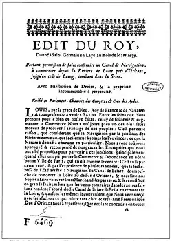  Reproduction de l’édit de mars 1679 autorisant la réalisation d’un canal entre la Loire et le Loing portant le titre suivant, en pleine largeur, surmonté d’une frise de décoration, « Edit du roy », suivi de la phrase « donné à Saint-Germain-en-Laye au mois de mars 1679 », puis « portant permission de faire construire un canal de navigation, à commencer depuis la rivière de Loire près d’Orléans, jusqu’en celle de Loing, tombant dans la Seine »