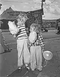 Enfants avec leurs barbes à papa à la grande fête foraine annuelle d'Edmonton&nbsp;(en) au Canada, en 1954.