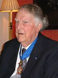 Edmund Hillary avec sa décoration de l'ordre du Mérite de la république de Pologne (2004).