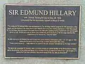 L'une des plaques commémoratives de la statue de Mount Cook Village (2014).