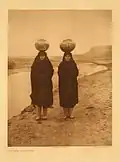 Deux jeunes femmes porte-jarre, par Edward S. Curtis, 1926