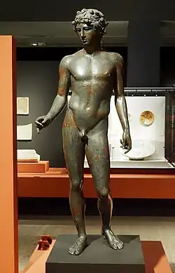 Éphèbe couronné (porteur de lampe ?). Volubilis, Ier&nbsp;siècle AEC/Ier&nbsp;siècle EC. Musée d'histoire et civilisations, Rabat