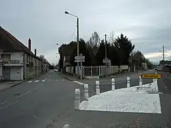 D 984 vers Aigueperse (à gauche) et D 51 vers Montpensier (à droite).